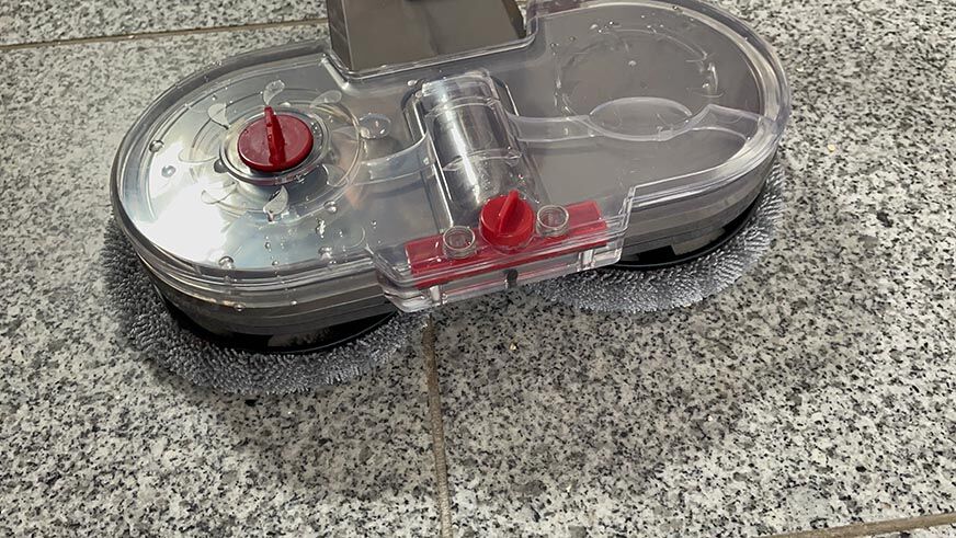 Beim Saugen und wischen der Haferflocken